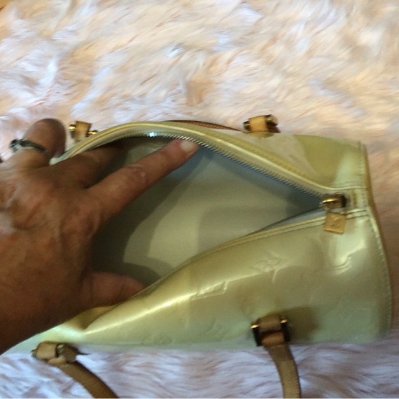 Louis Vuitton Monogram Vernis Bedford Barrel Handbag (V1 0095) is the code. - Picture 4 of 9